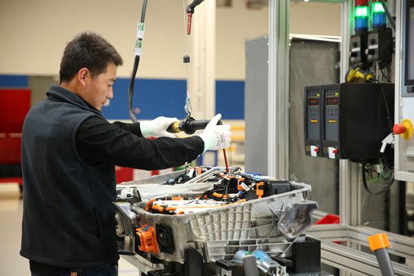 訪華晨寶馬沈陽智能工廠 工業4.0技術如何結合穿戴設備改變我們的生活